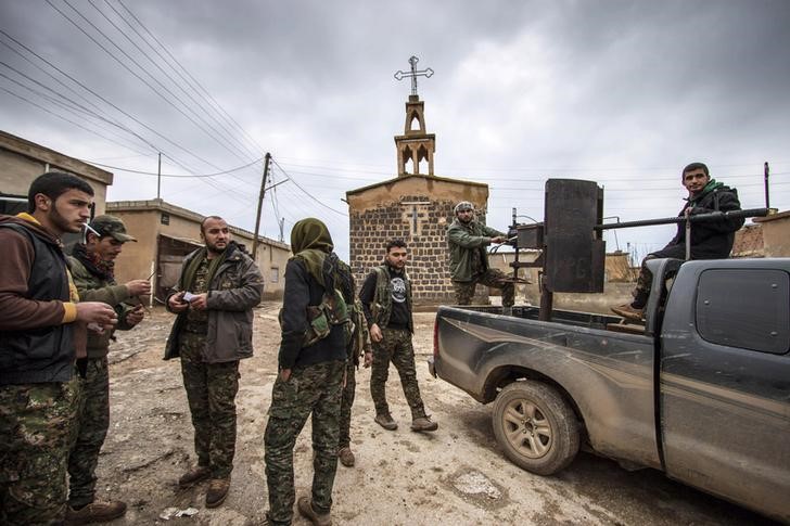 © Reuters. المرصد السوري: الأكراد ينتزعون بلدة بشمال سوريا من يد الدولة الإسلامية