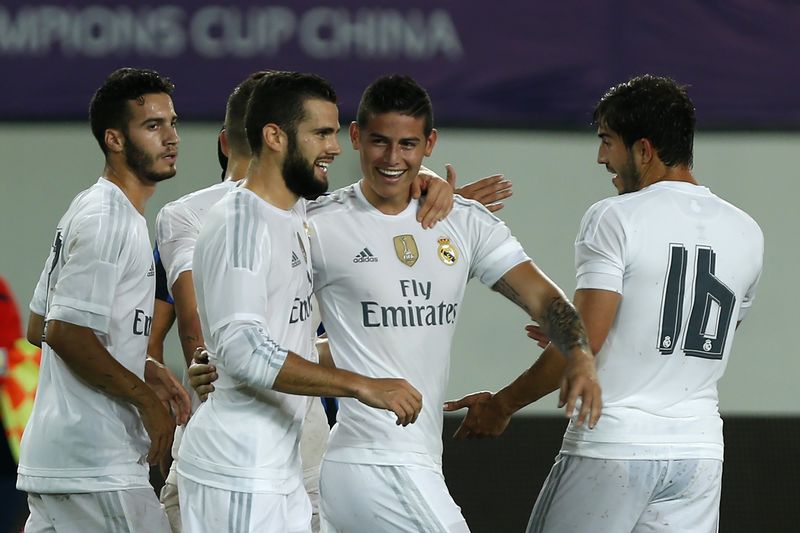 © Reuters. Un tiro de libre de James redondea la victoria 3-0 del Madrid ante el Inter