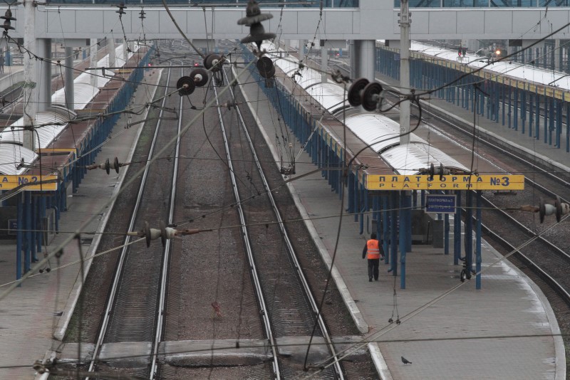 © Reuters. A man walks along a platform at the Simferopol railway station in the Crimean capital Simferopol