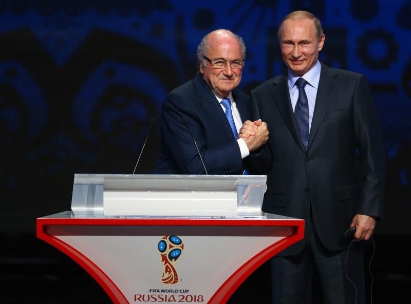 © Reuters. FIFA's President Blatter shakes hands with Russia's President Putin during the preliminary draw for the 2018 FIFA World Cup at Konstantin Palace in St. Petersburg