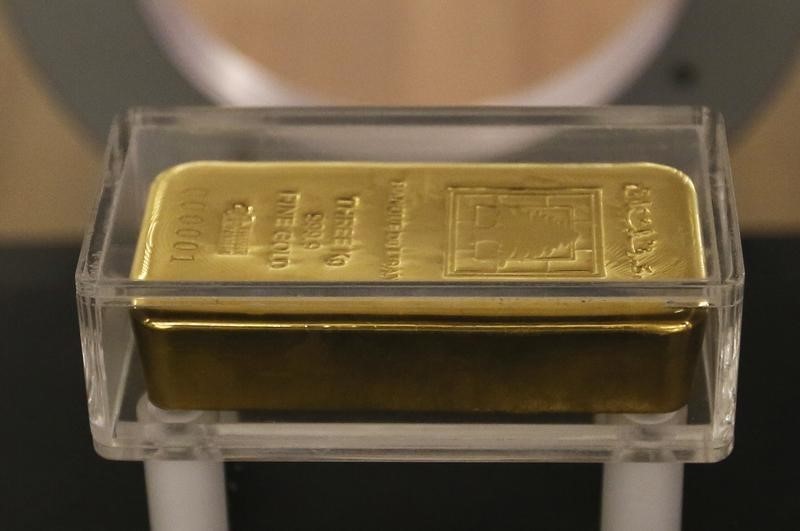 © Reuters. A gold bar is displayed at the currency museum of Lebanon's Central Bank in Beirut