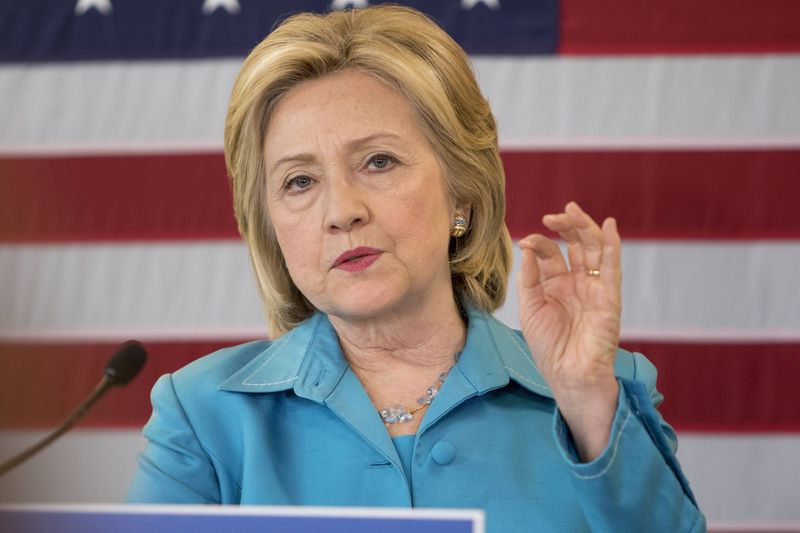 © Reuters. Democratic presidential hopeful Clinton talks about her environmental plan during a visit to the DART Central Station in Des Moines