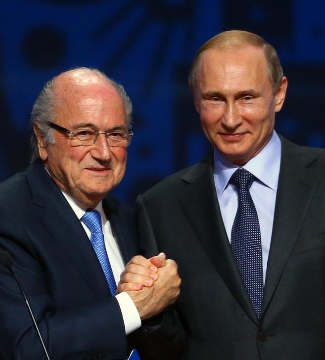 © Reuters. Presidente da Fifa, Joseph Blatter, e presidente russo, Vladimir Putin, no sorteio das eliminatórias da Copa de 2018, em São Petersburgo