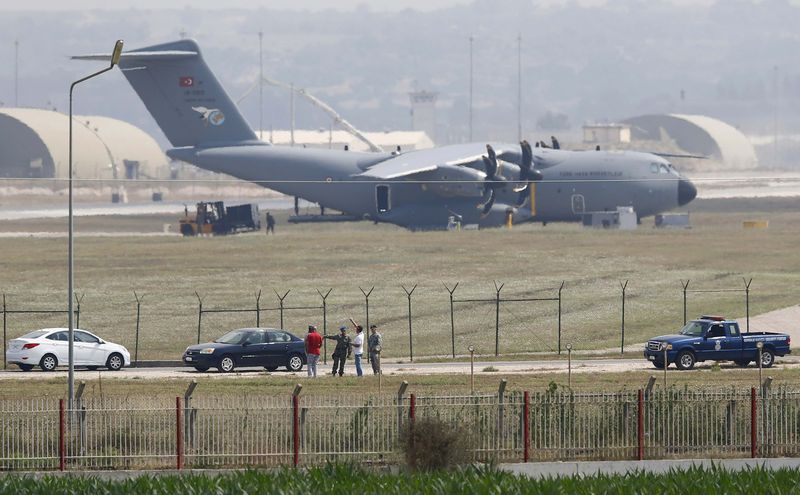 © Reuters. Soldados turcos e norte-americanos na base aérea de Incirlik