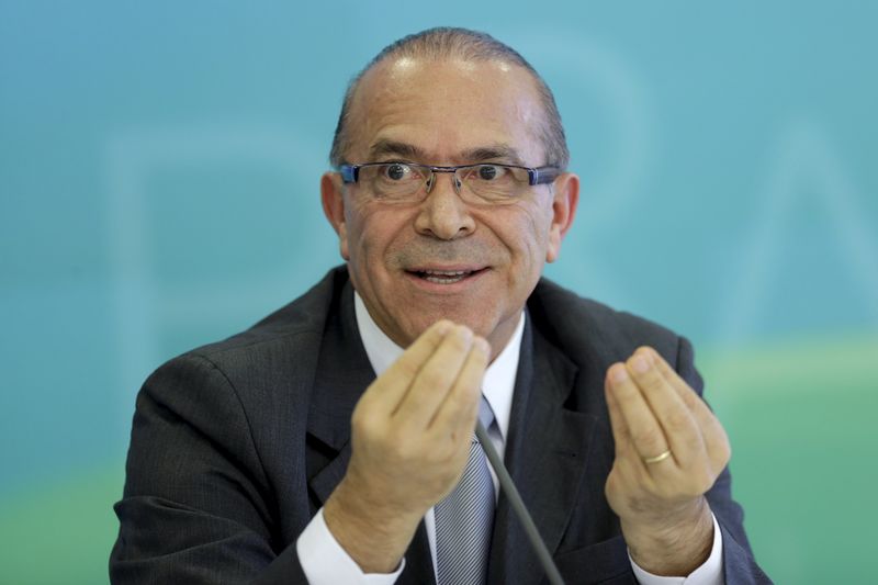 © Reuters. Ministro Eliseu Padilha durante entrevista em Brasília