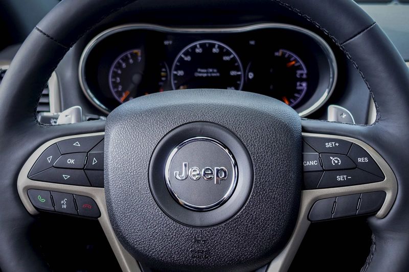 © Reuters. File photo of the logo of Jeep is seen on a steering wheel of the 2015 Jeep Grand Cherokee on a car dealership in New Jersey