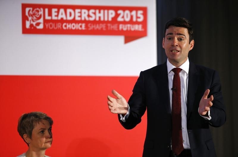 © Reuters.  Labour Party leadership candidate Andy Burnham speaks during a hustings event in Stevenage