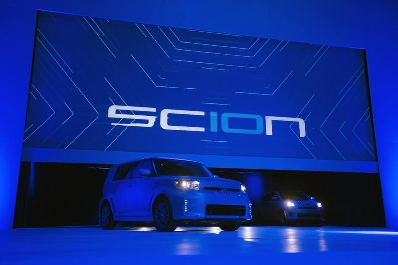 © Reuters. Special 10th anniversary editions of the Toyota Motor Corp. Scion vehicles are unveiled at the New York International Auto Show in New York