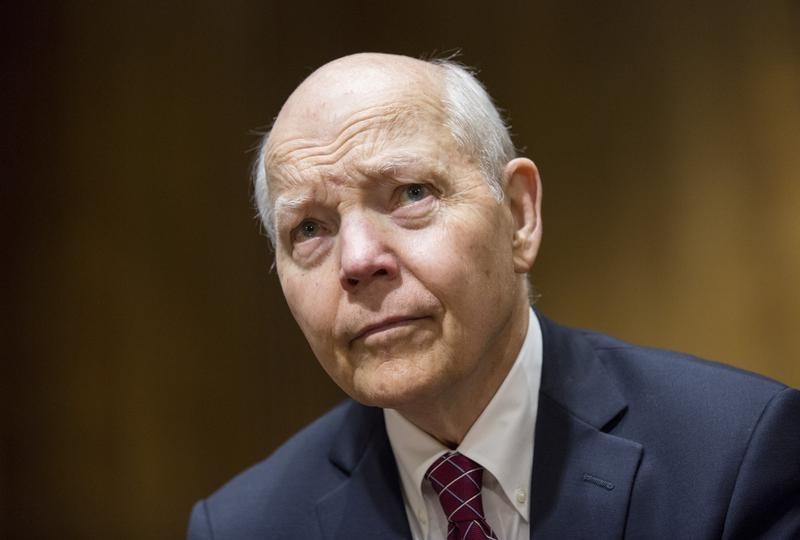 © Reuters. IRS Commissioner John Koskinen prepares to testify before a Senate Finance Committee hearing on "Internal Revenue Service Data Theft Affecting Taxpayer Information"