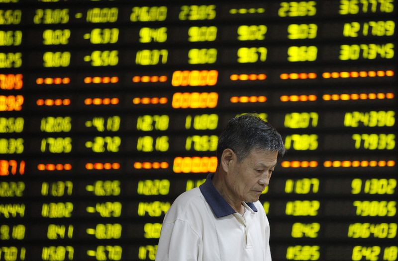 © Reuters. An investor stands in front of an electronic board showing stock information at a brokerage house in Huaibei