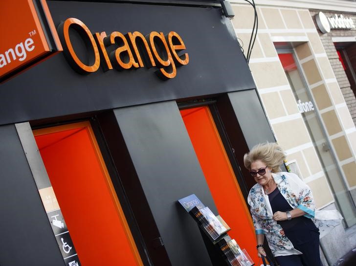 © Reuters. A woman walks past an Orange shop in Madrid