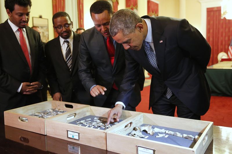 © Reuters. Obama conoce a Lucy, el ancestro más antiguo de la humanidad, en Etiopía