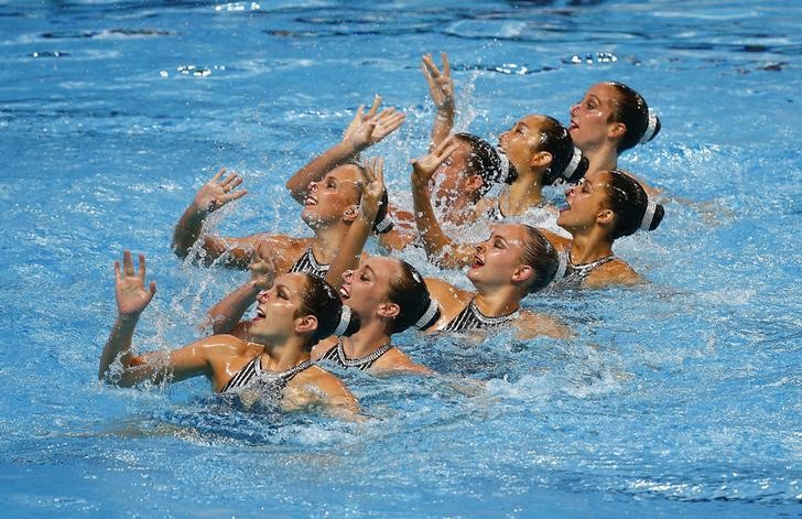 © Reuters. Members of Team USA perform in the synchronised swimming team technical final at the Aquatics World Championships in Kazan