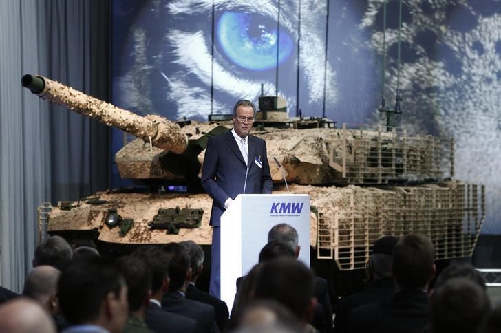 © Reuters. Haun, CEO of defence industry company Krauss-Maffei Wegmann (KMW) holds a speech during the official handover of the new tank Leopard 2A7 to the German armed forces Bundeswehr in Munich