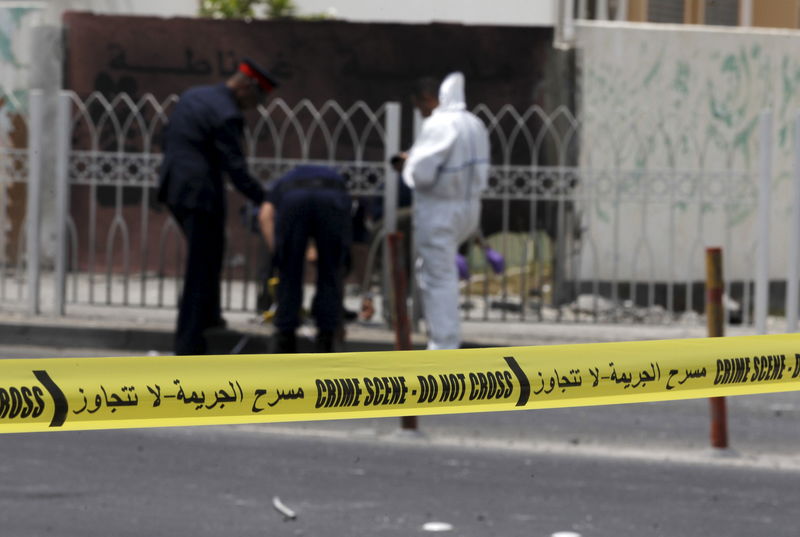© Reuters. وزارة الداخلية في البحرين: مقتل شرطيين في تفجير جنوبي المنامة