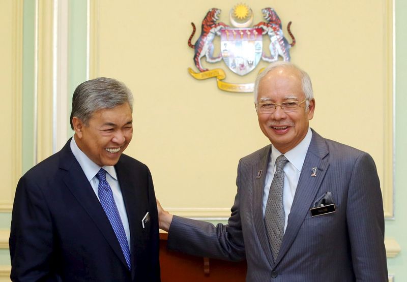 © Reuters. Malaysia's Prime Minister Najib Razak announces the appointment of new Deputy Prime Minister Ahmad Zahid Hamidi following a cabinet reshuffle in Putrajaya