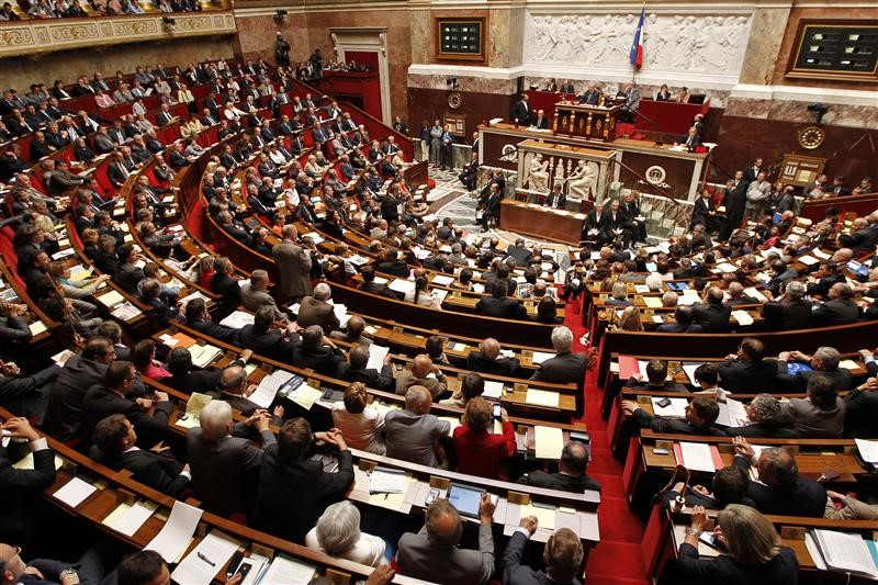 © Reuters. LES DÉPUTÉS CRITIQUENT LES MÉTHODES DE TRAVAIL DU GOUVERNEMENT 