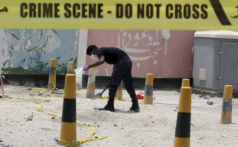 © Reuters. Perito analisando o local da explosão, no vilarejo de Sitra, no Barein