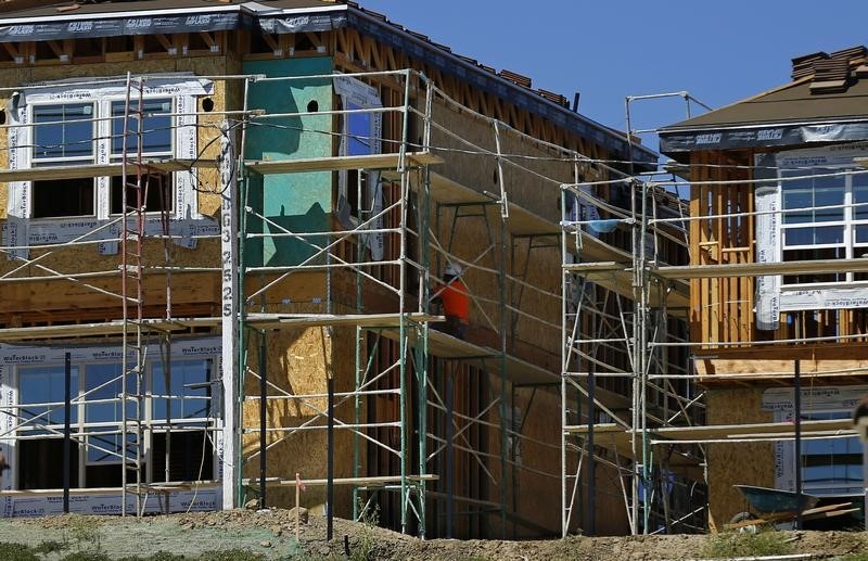 © Reuters. A worker works at the construction site of a new home in Carlsbad