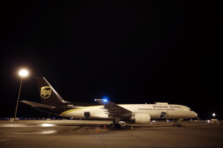 © Reuters. Самолет в терминале United Parcel Service (UPS) в Роквилле