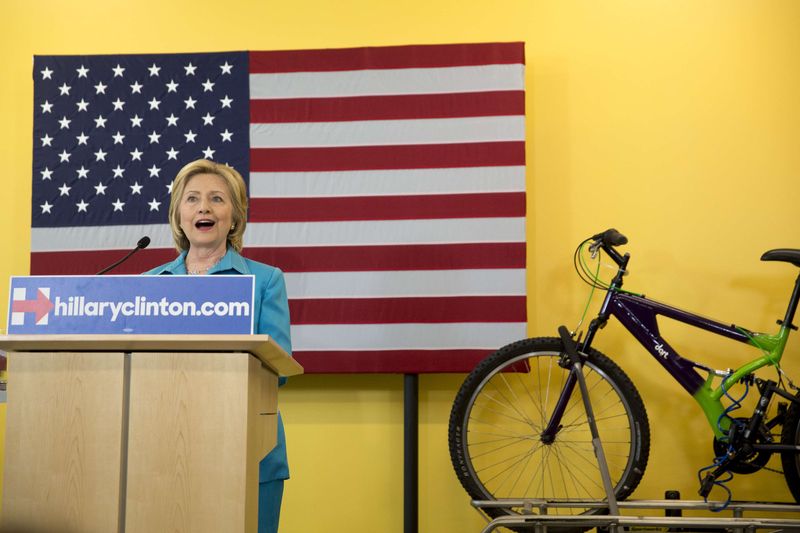 © Reuters. Democratic presidential hopeful Clinton talks about her environmental plan during a visit to the DART Central Station in Des Moines