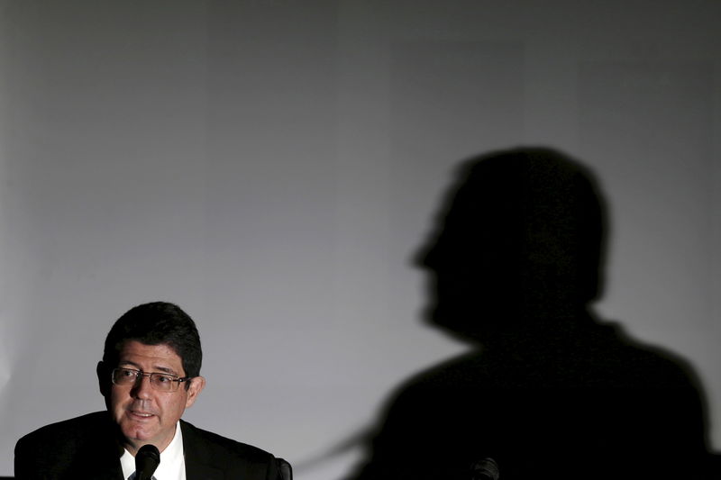 © Reuters. Ministro da Fazenda Joaquim Levy fala em conferência da redução da meta de superávit do governo em Brasília