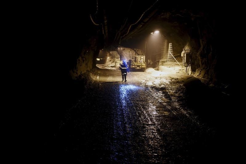 © Reuters. Worker walks in an underground mine, part of the Grasberg copper and gold mine operated by an Indonesian subsidiary of Freeport-McMoRan Inc, near Timika, Papua province