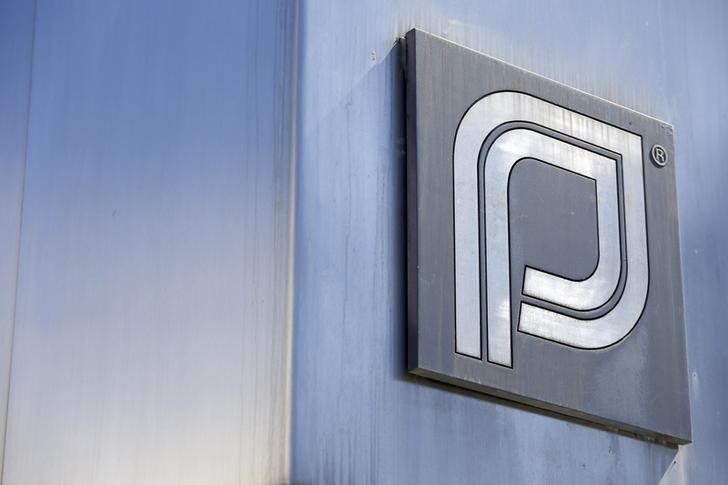 © Reuters. The Planned Parenthood logo is pictured outside a clinic in Boston