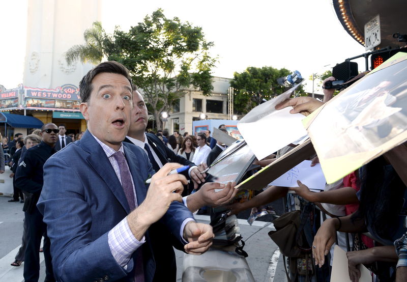 © Reuters. Ator Ed Helms assina autógrafos durante evento de estreia do filme "Vacations" em Los Angeles