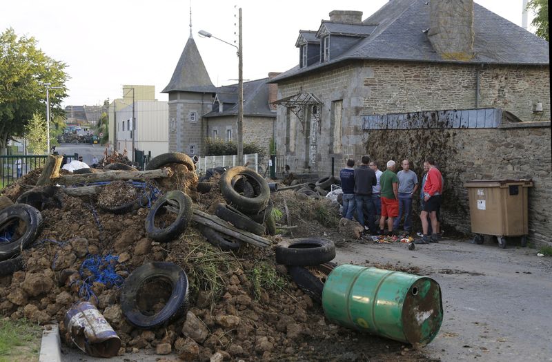 © Reuters. Las protestas de los ganaderos franceses provocan tensiones en Europa