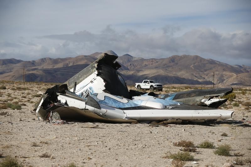 © Reuters. A piece of debris is seen near the crash site of Virgin Galactic's SpaceShipTwo near Cantil