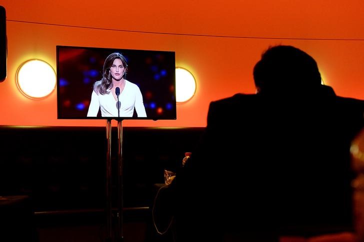 © Reuters. Caitlyn Jenner é vista na TV durante premiação ESPY em Los Angeles