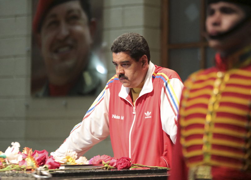 © Reuters. Presidente da Venezuela Nicolás Maduro visita túmulo de Hugo Chávez em Caracas