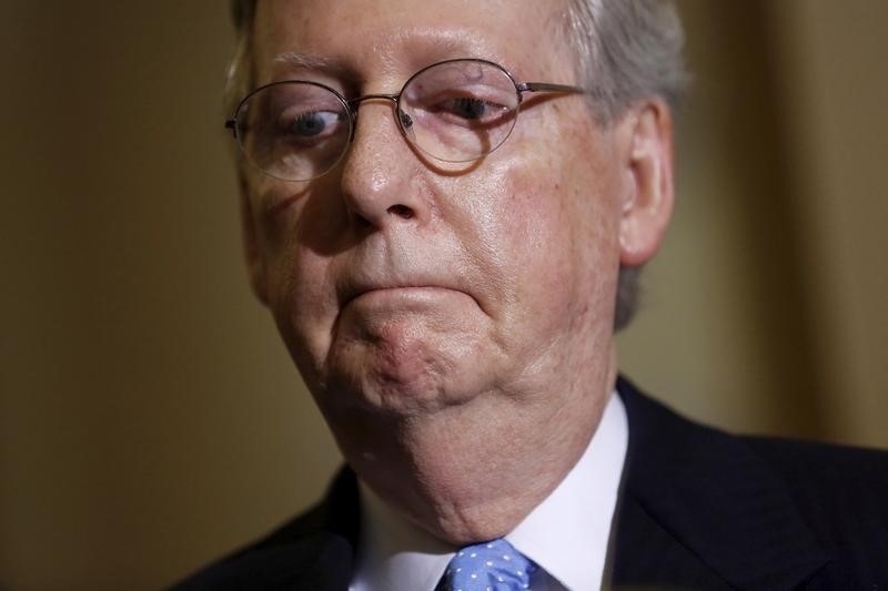 © Reuters. U.S. Senate Majority Leader McConnell addresses reporters at the U.S. Capitol in Washington