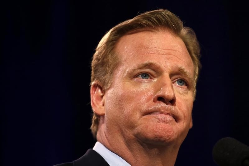 © Reuters. NFL Commissioner Roger Goodell speaks to the media before Super Bowl XLIX in Phoenix