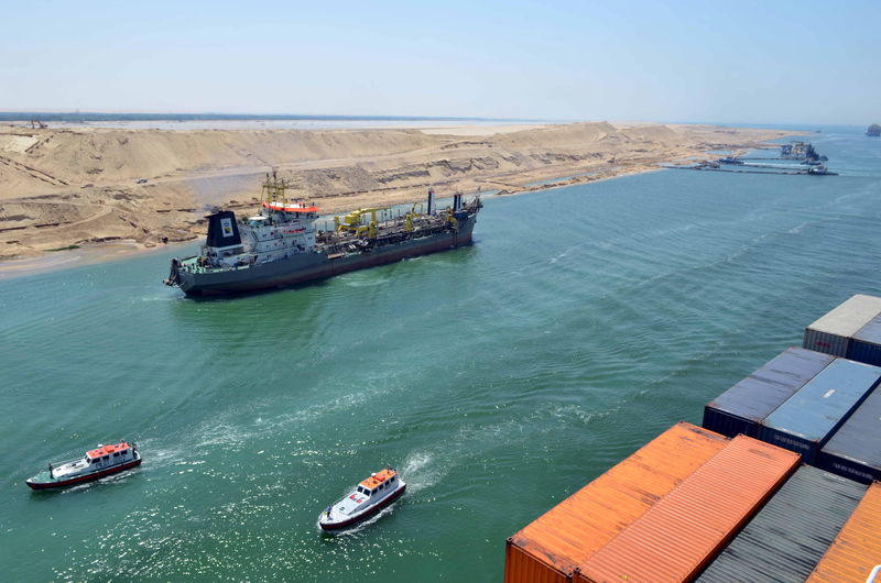 © Reuters. مصر تخطط للسماح للسفن بدخول ميناء شرق بورسعيد على مدار الساعة مع التفريعة الجديدة