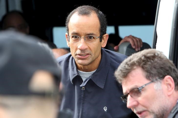 © Reuters. Presidente da empreiteira Odebrecht, Marcelo Bahia Odebrecht, é escoltado pela Polícia Federal