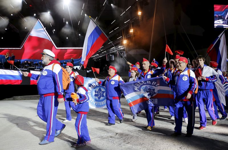 © Reuters. Athletes of the Russian team arrive for the opening ceremony of the 14th European Maccabi Games in Berlin, Germany