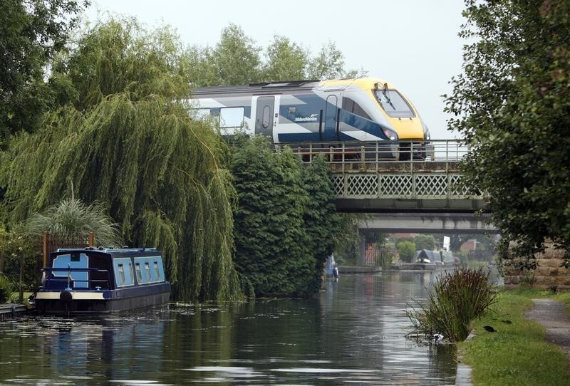 © Reuters. A Midland Mainline train crosses a canal in Long Eaton, central England