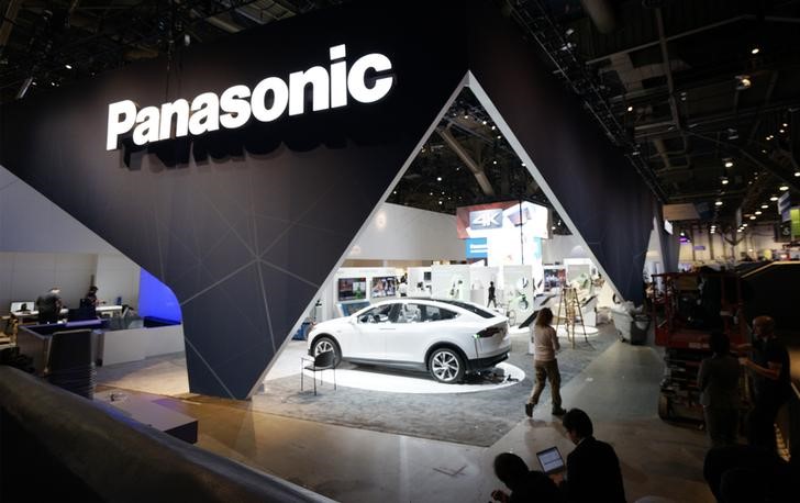 © Reuters. Exhibitors prepare the Panasonic exhibit space ahead of the International Consumer Electronics show in Las Vegas