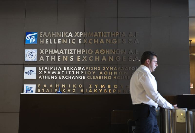 © Reuters. L'ingresso della borsa di Atene 