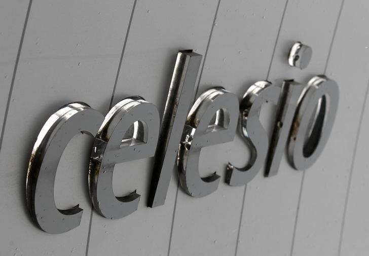 © Reuters. The company logo is pictured at the headquarters of Celesio in Stuttgart