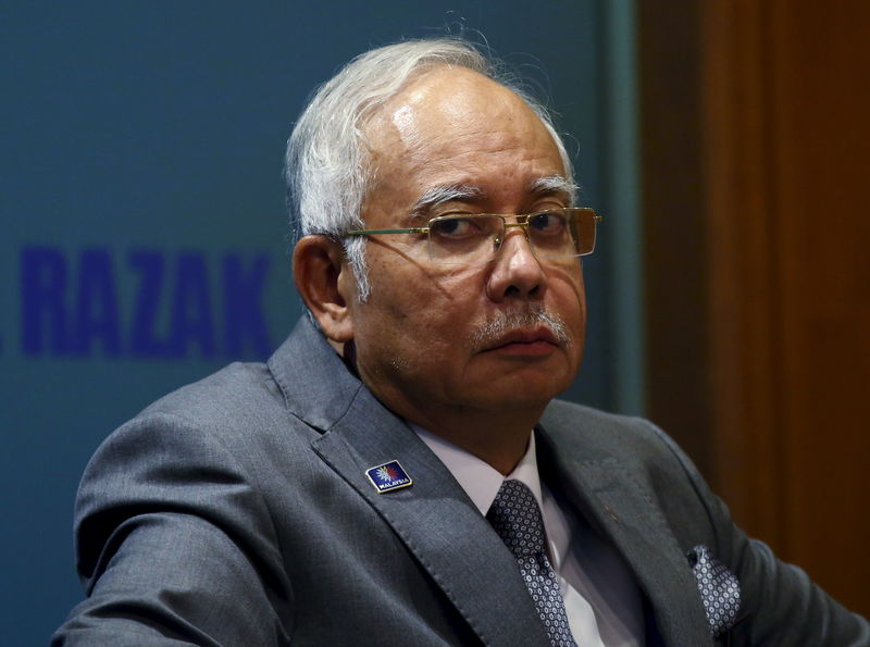 © Reuters. ماليزيا تعلق تحقيقا في فضيحة تمويل بعد إقالة رئيس الوزراء لنائبه