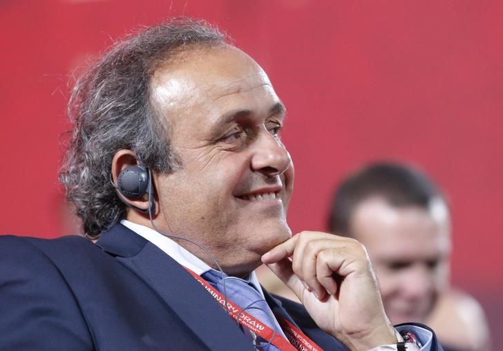 © Reuters. UEFA President Platini smiles before the preliminary draw for the 2018 FIFA World Cup at Konstantin Palace in St. Petersburg