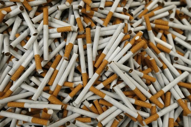 © Reuters. Cigarettes are seen during manufacturing process in BAT Cigarette Factory in Bayreuth