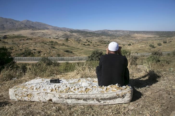 © Reuters. Homem observando as Colinas de Golã