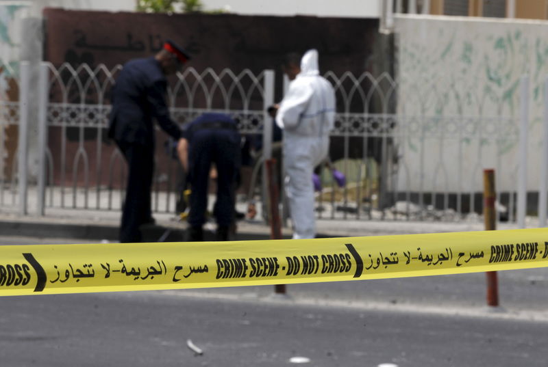 © Reuters. Peritos analisando local da explosão no vilarejo de Sitra, no Barein