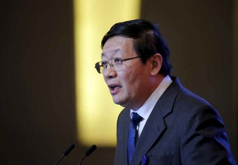 © Reuters. Ministro das Finanças da China, Lou Jiwei, durante discurso em Pequim
