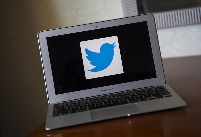 © Reuters. A portrait of the Twitter logo in Ventura