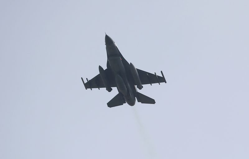 © Reuters. Caça turco F-16 decola da base aérea de Incirlik, na cidade turca de Adana